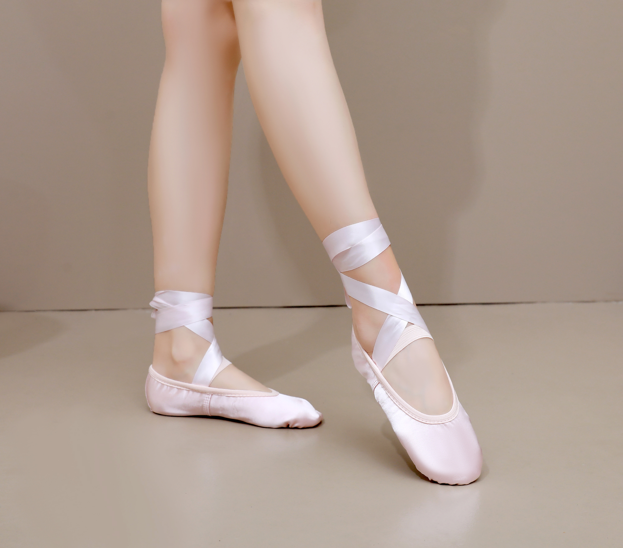 缎面舞鞋双脚穿着展示